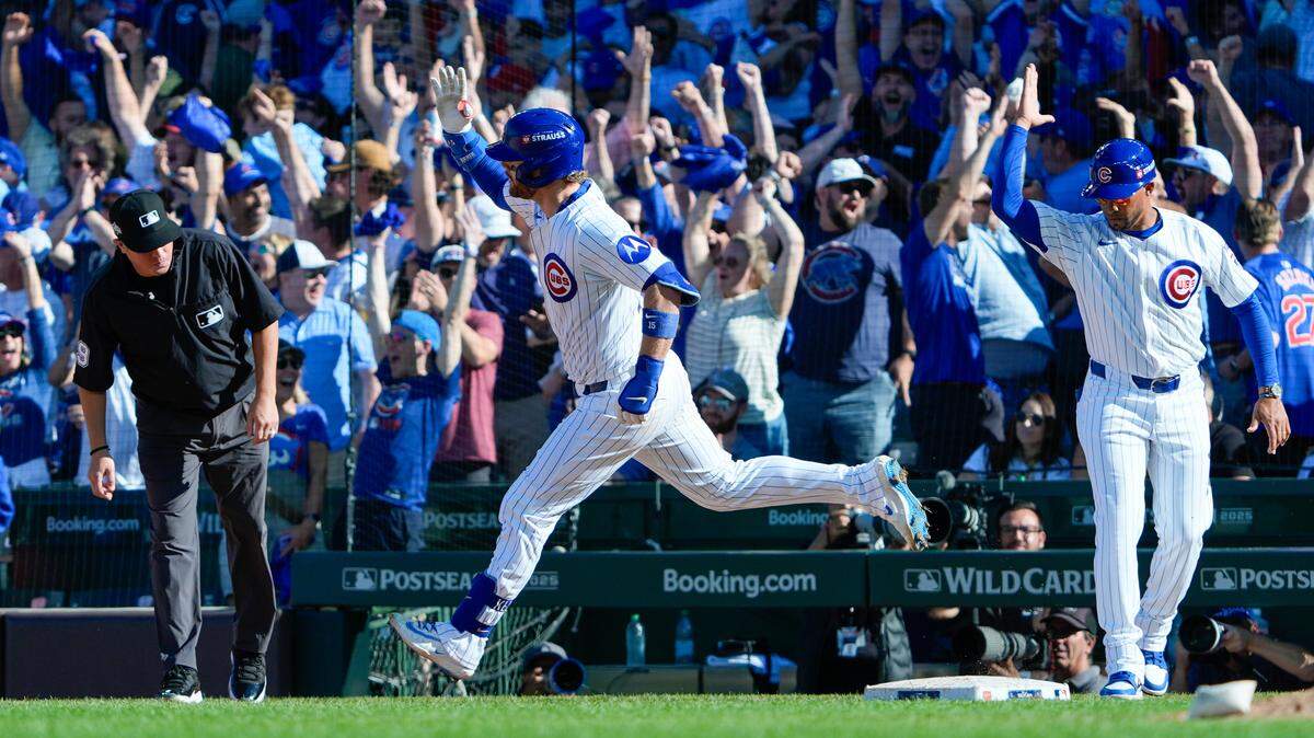 El receptor de los Cachorros Carson Kelly recorre las bases tras pegar un jonrón en el quinto inning del partido ante los Padres de San Diego, celebrado el 30 de septiembre de 2025 en Chicago.