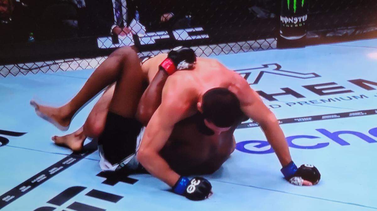 La victoria de Khamzat Chimaev sobre Kamaru Usman debió ser algo así como una fiesta enorme. Después de todo, el ex campeón de peso welter llegaba con solo 11 días de preparación y un campamento apresurado