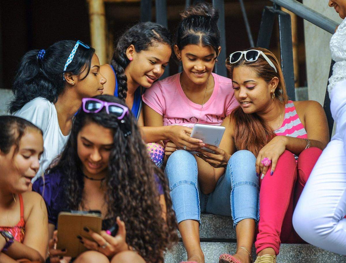 Para los cubanos la conexión a internet, cuyas tarifas subió el monopolio de telecomunicaciones de ETECSA, significa un escape de la asfixia que viven en un país ahogado en una profunda crisis económica e inseguridad.