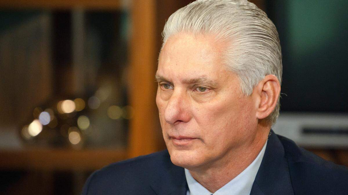 El presidente de Cuba, Miguel Díaz-Canel Bermúdez, observa durante una reunión con el vicepresidente del Consejo de Seguridad de Rusia y líder del partido Rusia Unida, Dmitri Medvédev, en la residencia de Gorki. 
