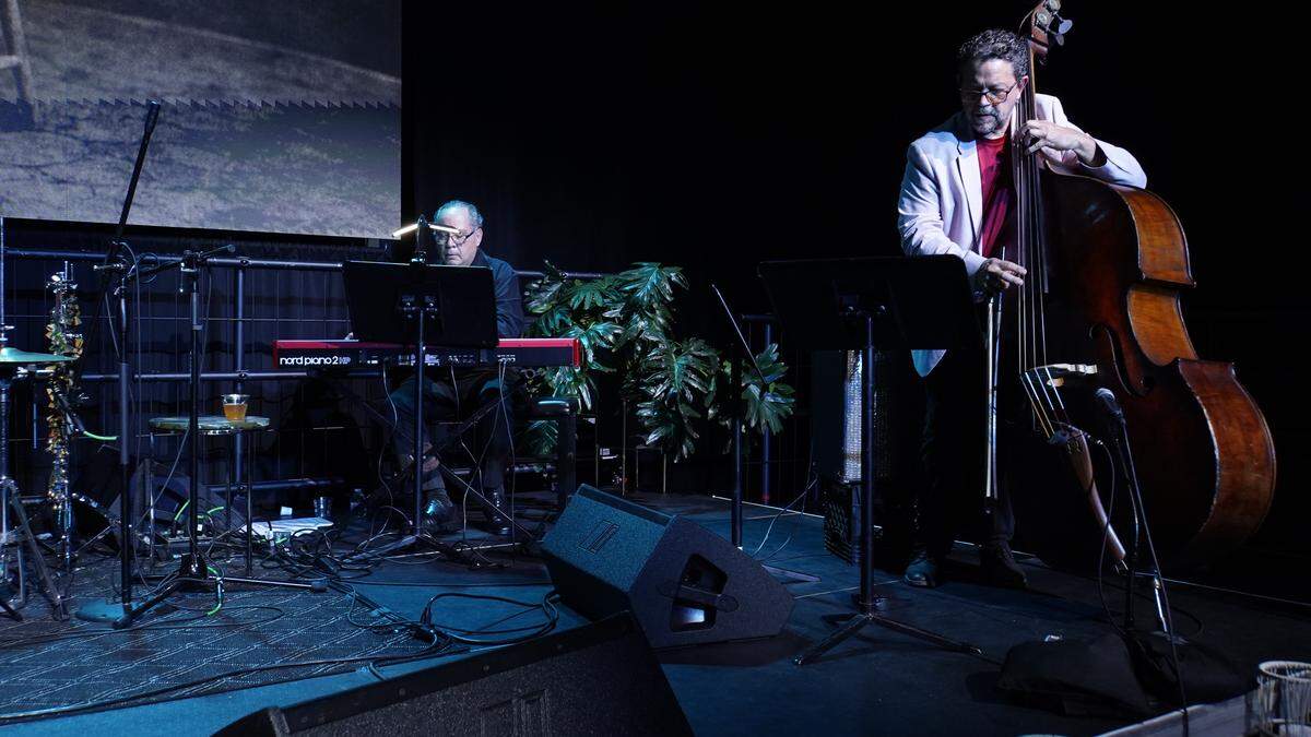 Alex Berti ejecutando el contrabajo y el pianista Félix Gómez.