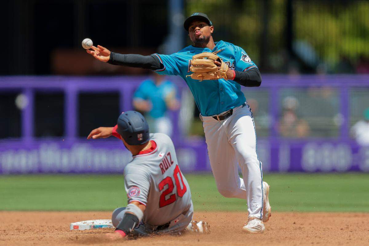 El torperdero de los Marlins Xavier Edwards tira a primera base en una jugada de doble play en el tercer inning del partido ante los Nacionales de Washington, celebrado el 13 de abril de 2025 en Miami.