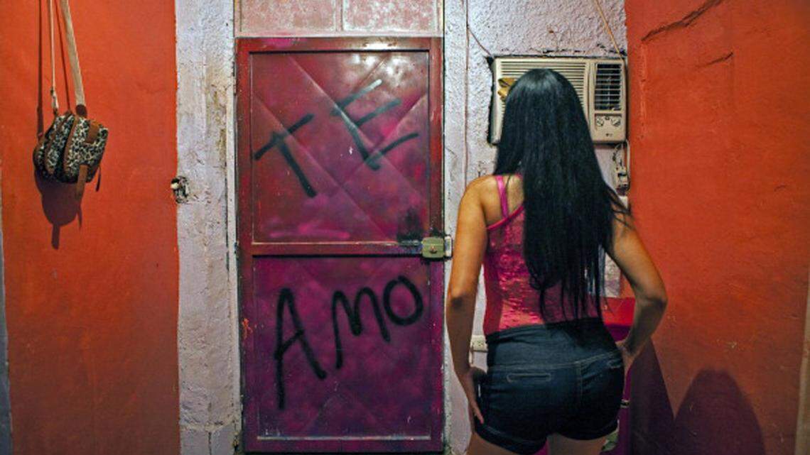 Una venezolana en un burdel de Puerto Cabello, en Venezuela, en mayo del 2014.