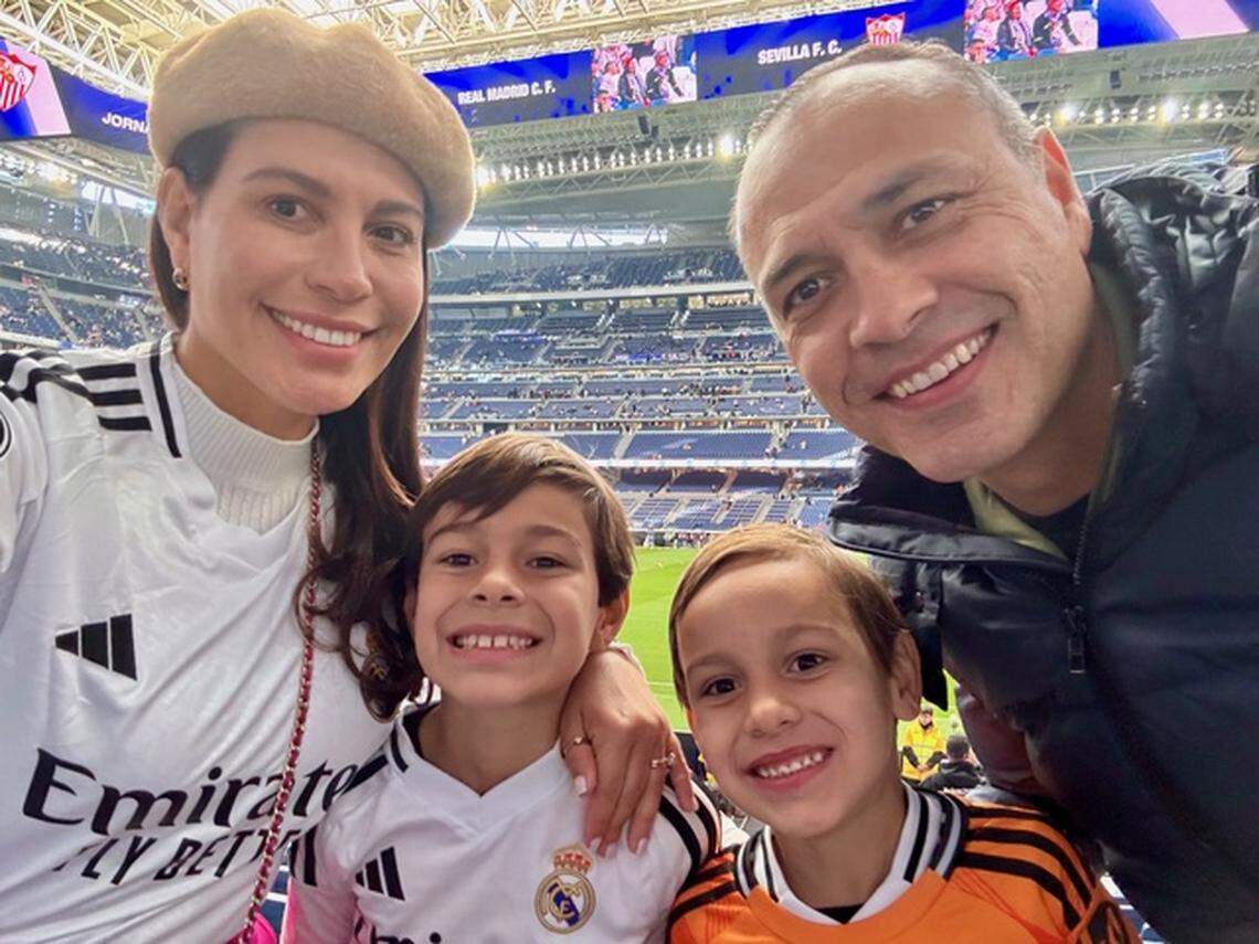 Casinelli con sus hijos Mikele y Massimo y su esposo cuando la familia visitó el estadio Santiago Bernabéu en Madrid. “Mis hijos querían ver jugar a Mbappe. Sueño cumplido”.