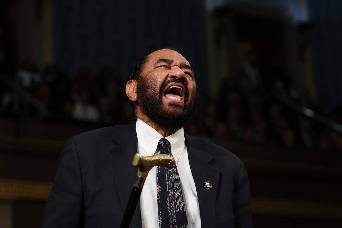 El congresista demócrata Al Green, de 78 años, interrumpió a gritos el discurso del presidente Donald Trump el martes en el Congreso y luego fue expulsado de la sala.&nbsp;