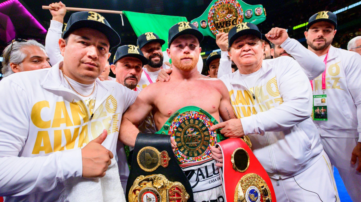 Saúl “Canelo” Álvarez posa tras vencer al estadounidense Daniel Jacobs por decisión unánime, en una pelea de unificación del título mundial de peso mediano celebrada el 4 de mayo de 2019 en Las Vegas.