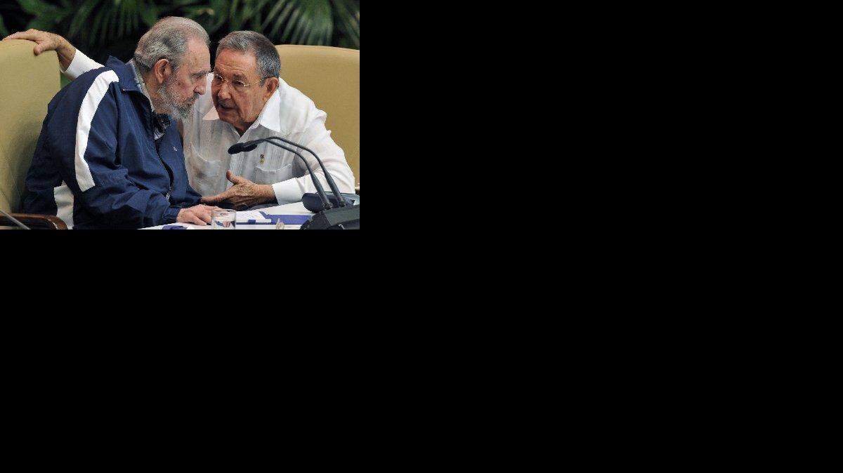 Fidel y Raúl Castro conversan durante un momento del acto de clausura del VI Congreso del PCC, en el 2011