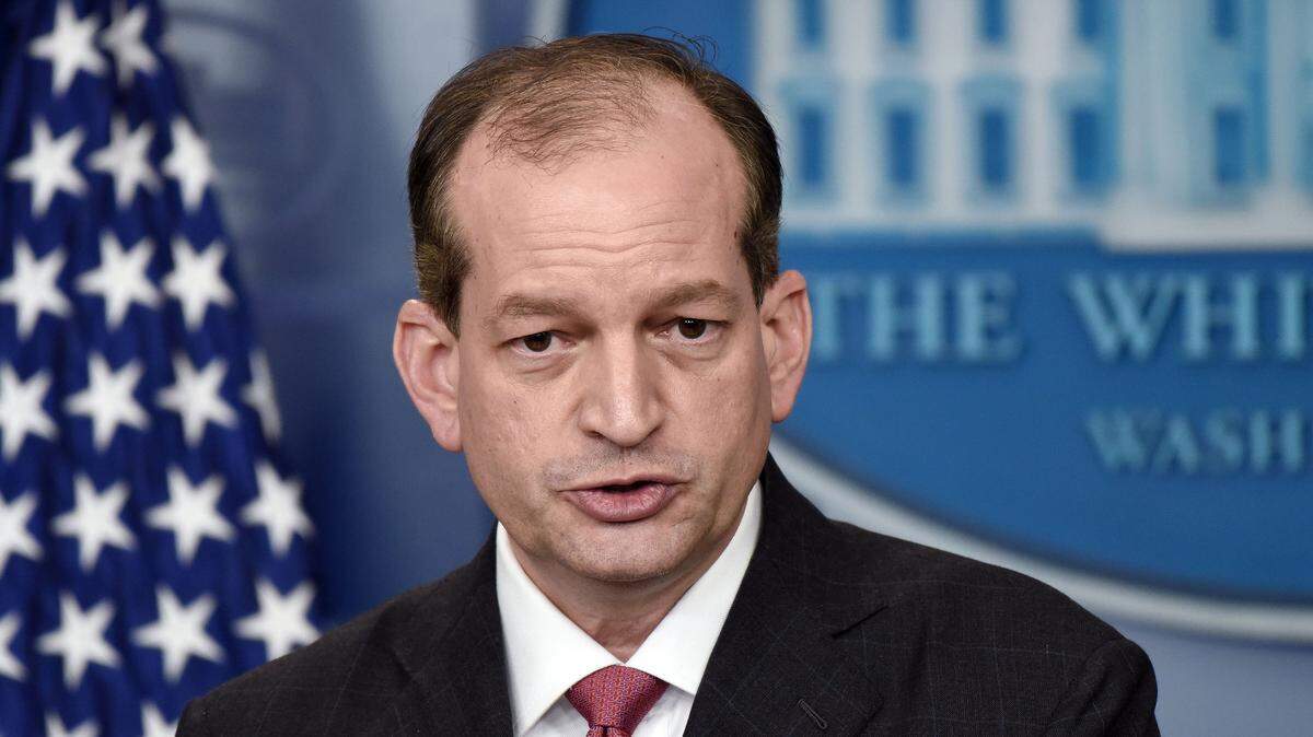 Alexander Acosta, cuando era fiscal federal en Miami, ayudó a negociar un acuerdo que redujo en gran medida la severidad de la condena de Jeffrey Epstein.