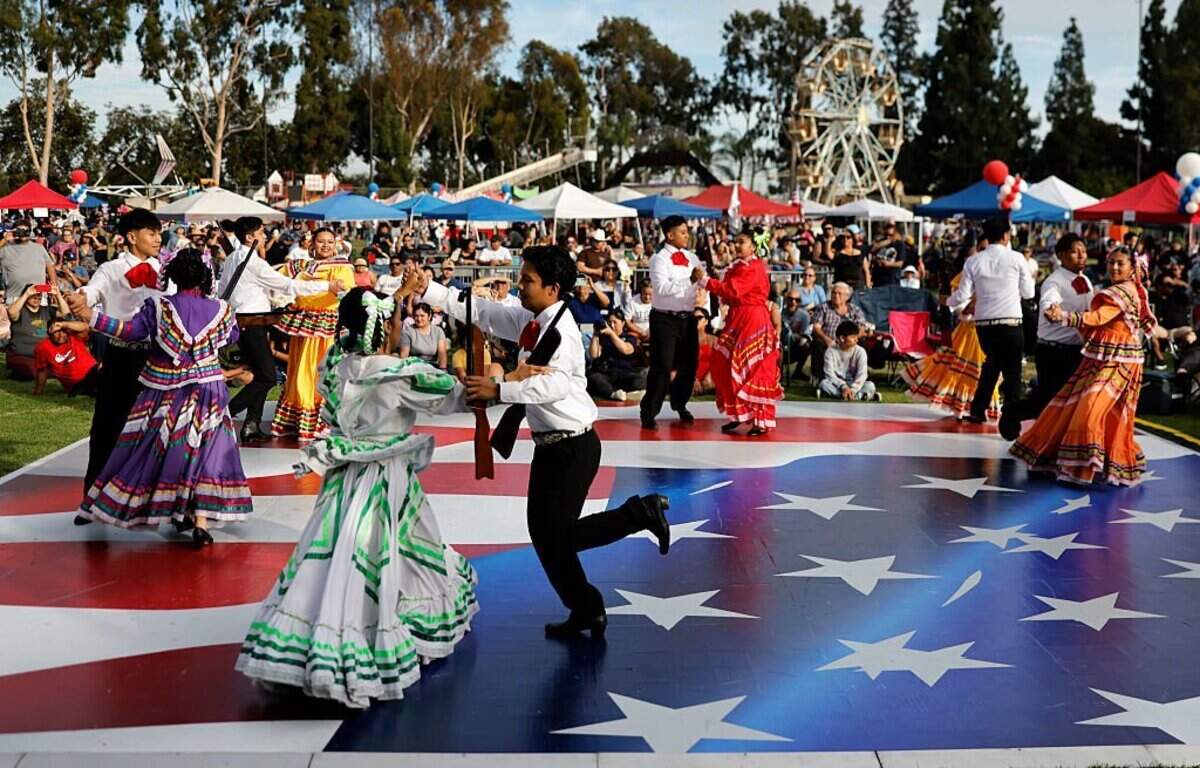 Miembros de Advanced Foklorico actúan durante la celebración anual del Día de la Independencia en la comunidad predominantemente latina de Commerce el 4 de julio de 2026 en Commerce, California.