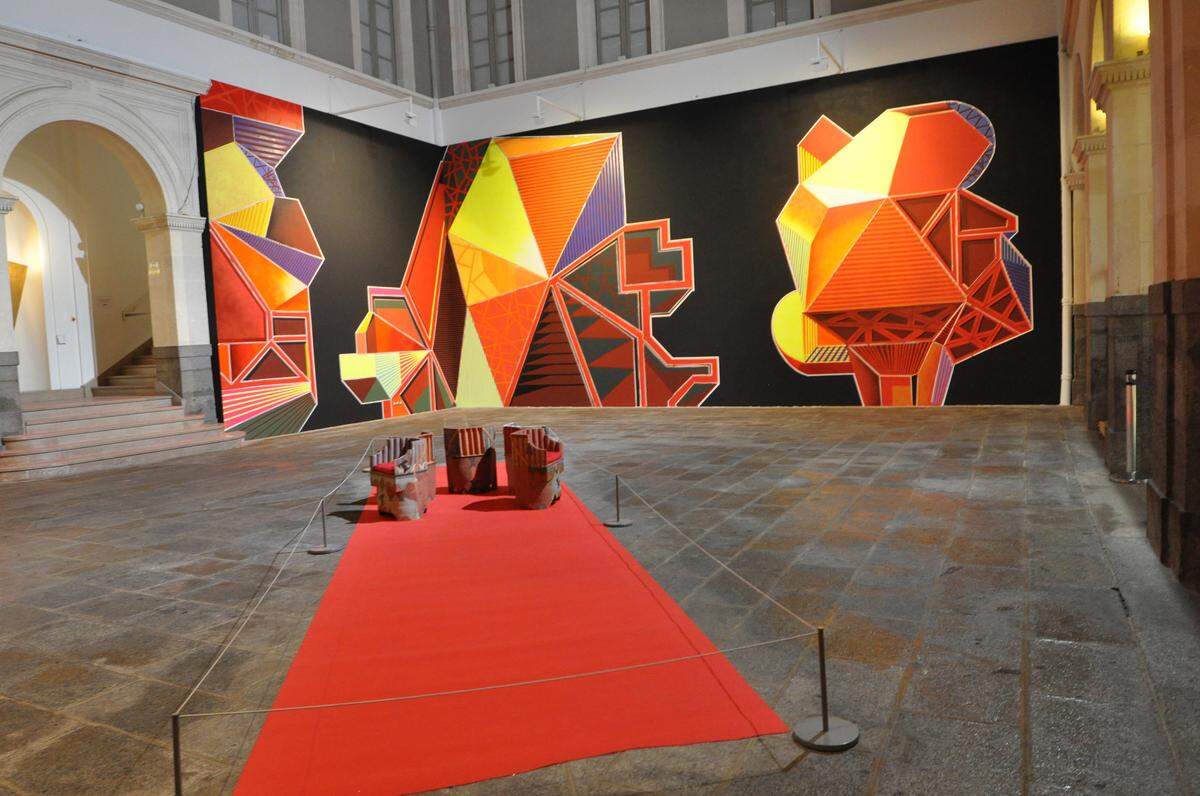 “Tautologías”, 2013-2017, materiales mixtos, de Henry Eric Hernández. Detrás: “Paisajes transformers”, 2022, acrílico, de Néstor Arenas.