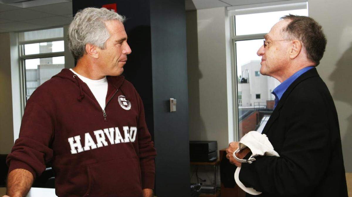 Foto sin fecha de Jeffrey Epstein y su abogado defensor Alan Dershowitz, profesor emérito de la Facultad de Derecho de Harvard.