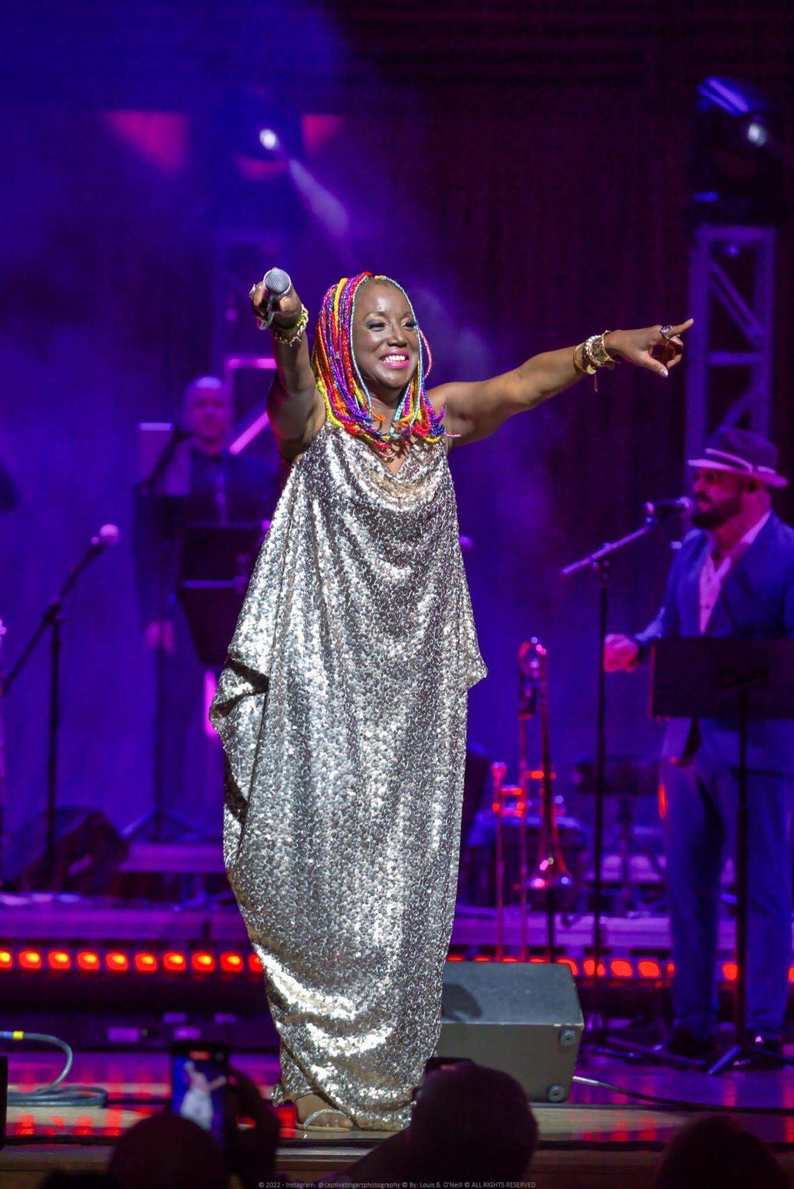 Lucrecia, compositora y cantante, en una de sus actuaciones musicales.