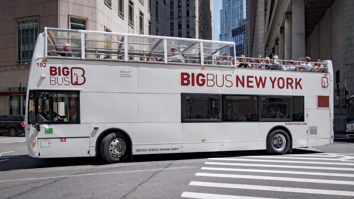 Foto de archivo de un autobús turístico de dos pisos recorriendo las calles de Manhattan, Nueva York.
