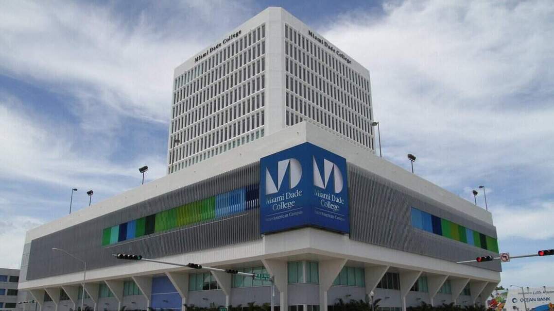 Veterano profesor del Miami Dade College fue arrestado en un hotel. Lo acusan de un delito grave