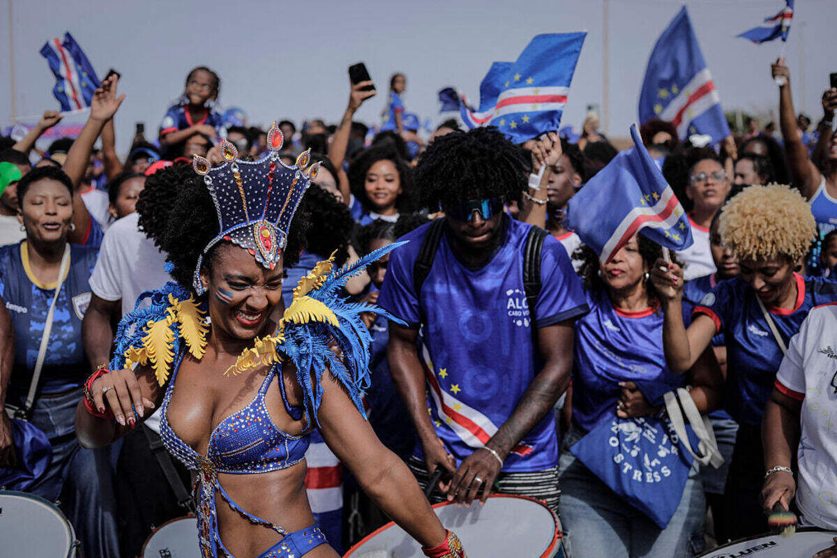 Aficionados de Cabo Verde celebran la llegada de la selección nacional de fútbol, el 5 de julio de 2026 en Praia, Cabo Verde.