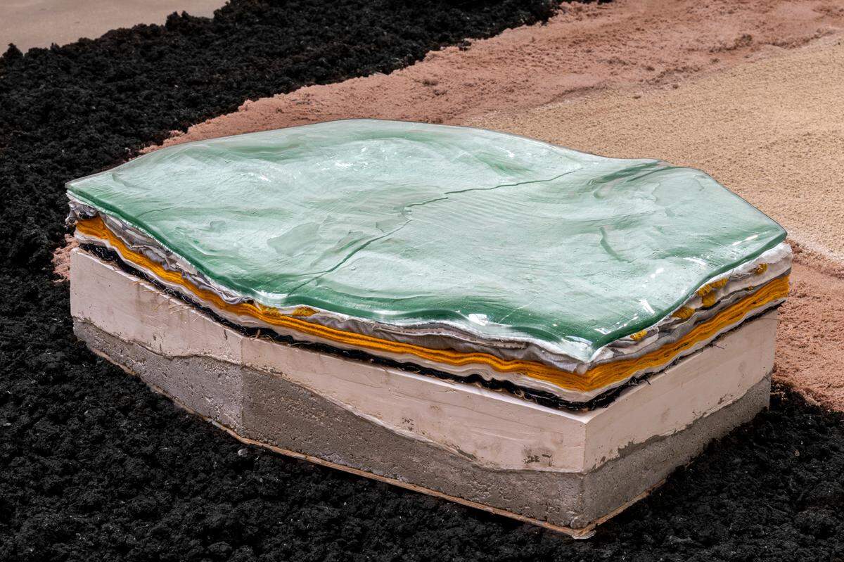 “Yo vengo de todas partes, y hacia todas partes voy”, (Sediment 11), 2024. Hormigón, tela y cristal, 21.32 x 33.15 x 7.75 pulgadas.