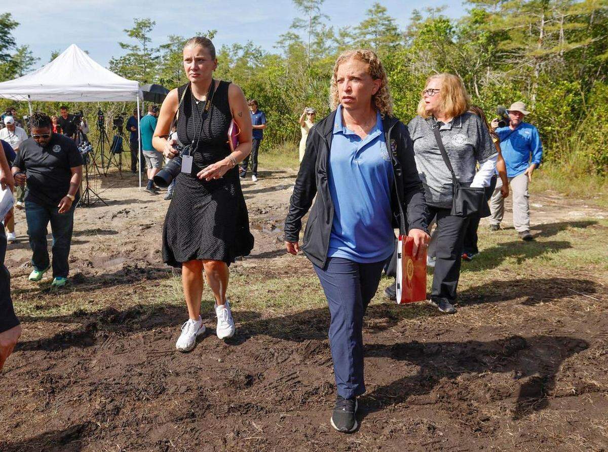 La congresista estadounidense Debbie Wasserman Schultz se dirige a su vehículo tras una conferencia de prensa antes de visitar Alligator Alcatraz. Las instalaciones se encuentran en los Everglades de la Florida, a 36 millas al oeste del distrito financiero de Miami, en el Condado Collier, Florida, el sábado 12 de julio de 2025.