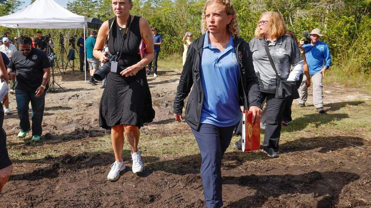 La congresista estadounidense Debbie Wasserman Schultz se dirige a su vehículo tras una conferencia de prensa antes de visitar Alligator Alcatraz. Las instalaciones se encuentran en los Everglades de la Florida, a 36 millas al oeste del distrito financiero de Miami, en el Condado Collier, Florida, el sábado 12 de julio de 2025.