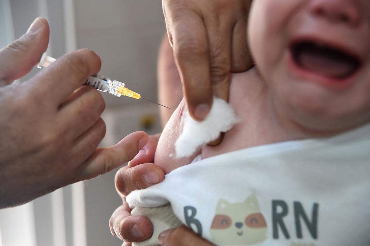 Antes de que comenzara la administración rutinaria de las actuales vacunas contra el rotavirus, en 2006, cada año se internaban a unos 70,000 niños pequeños, y morían alrededor de 50 a causa del virus. 