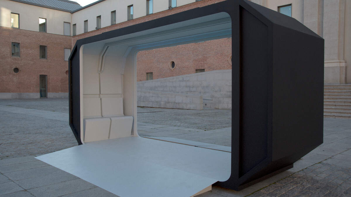 ‘Umbral III’, 2022, acero pintado y luz LED con panel solar, 7.97 x 15.87 x 4.98 pies (243 x 484 x 152 cm)