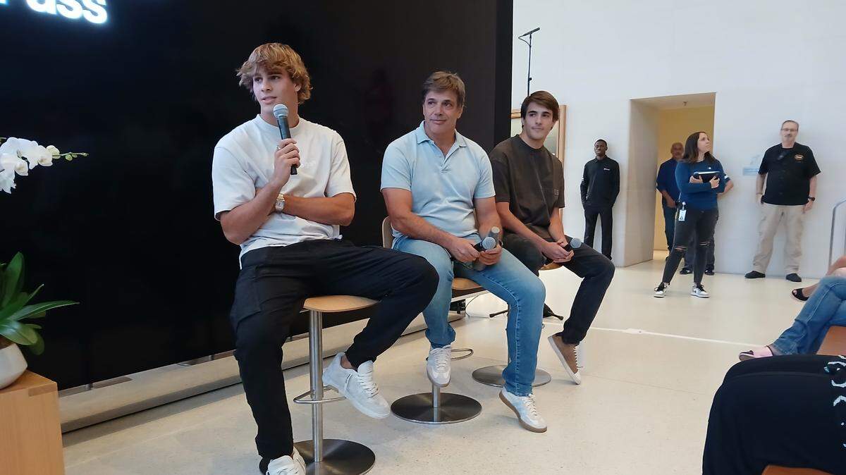 Benjamín, Pablo y Segundo Cremaschi (de izq. a der.) en la celebración organizada por Apple por el Mes de la Herencia Hispana.