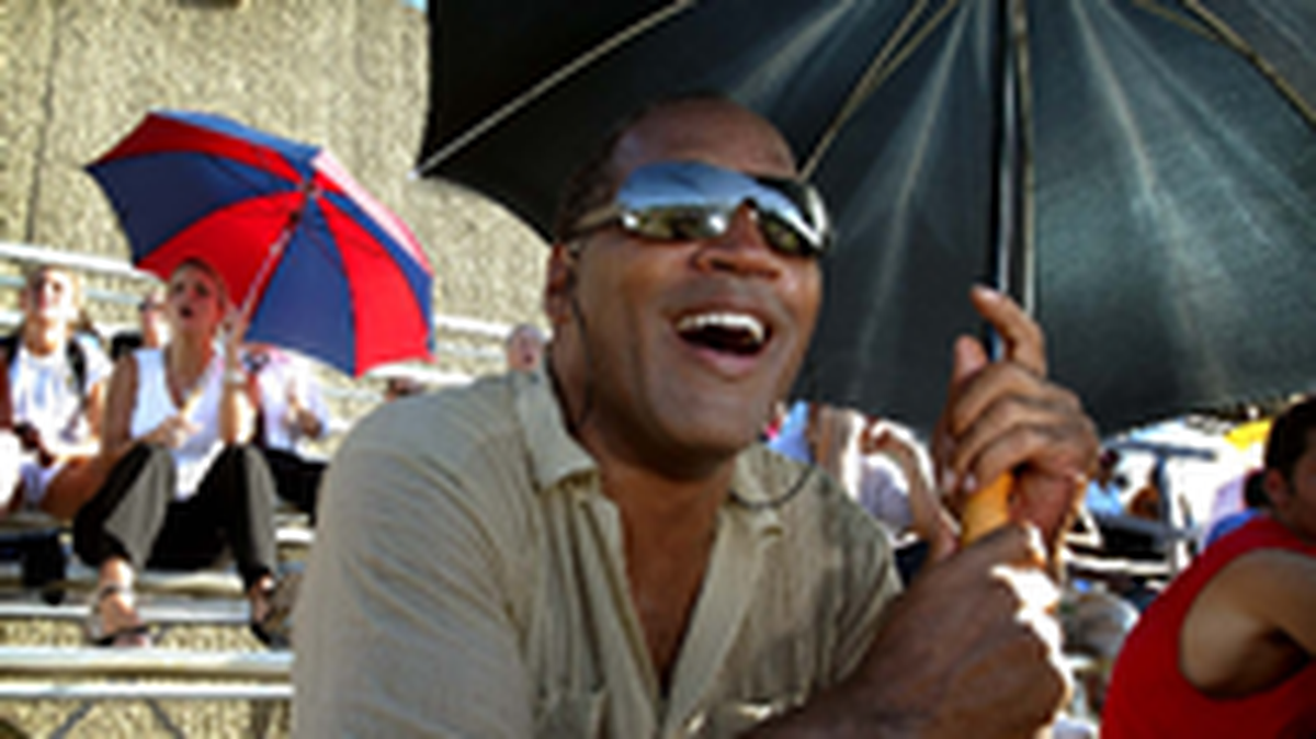 En 2002 O.J. Simpson observa a su hijo, Justin Simpson, número 39 y estudiante de noveno grado en Gulliver Prep y jugador de football JV. Al Diaz Miami Herald File