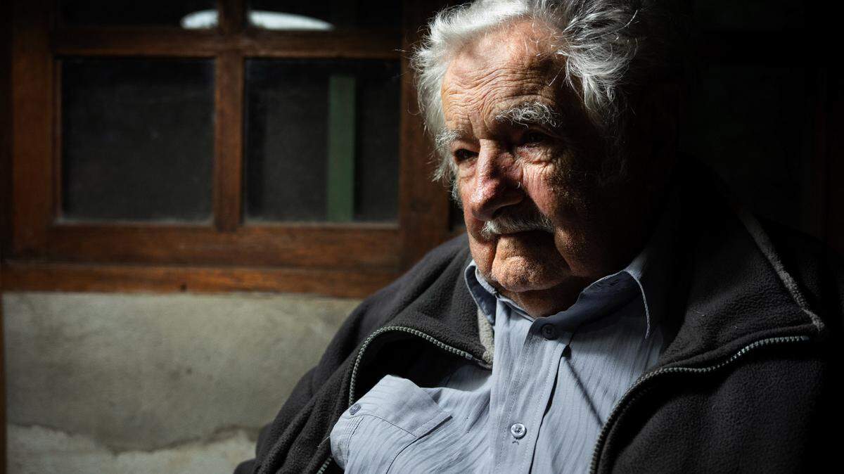 El expresidente de Uruguay José Mujica posa en el comedor de su hogar en Montevideo. 