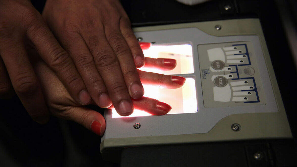 Toman las huellas dactilares de una inmigrante durante una cita “biométrica” en la oficina de los Servicios de Ciudadanía e Inmigración de EEUU (USCIS) de Queens, Nueva York, el 30 de mayo de 2013.