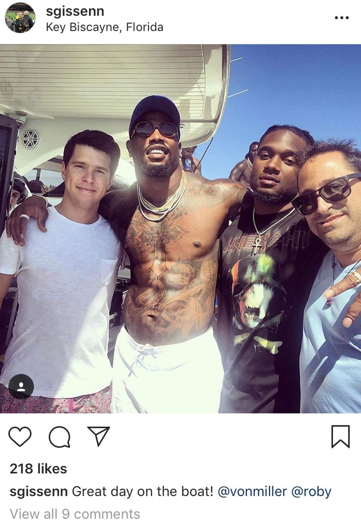 Seth Gissen (derecha), dueño del yate, con Von Miller y Bradley Roby, de los Denver Broncos, en su barco llamado No Rules.