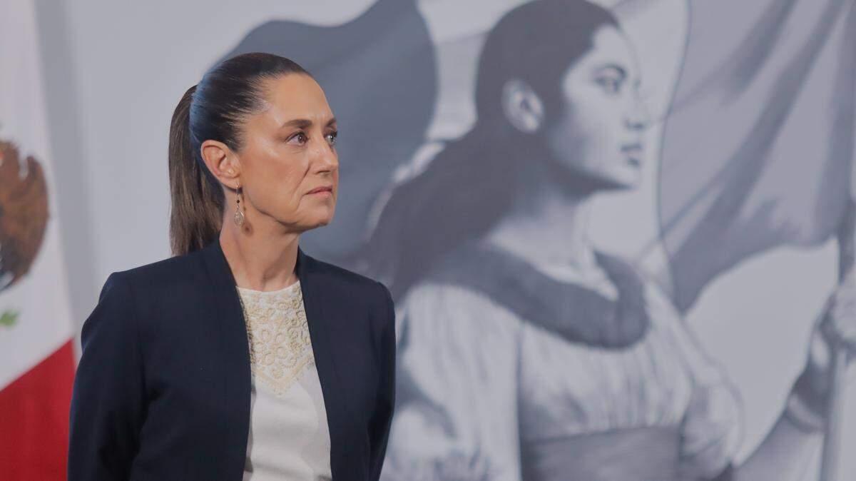 La presidenta de México, Claudia Sheinbaum, habla durante una conferencia de prensa sobre la reunión que sostuvo con los familiares de los desaparecidos de Ayotzinapa en el Palacio Nacional el 30 de julio de 2025 en la Ciudad de México.