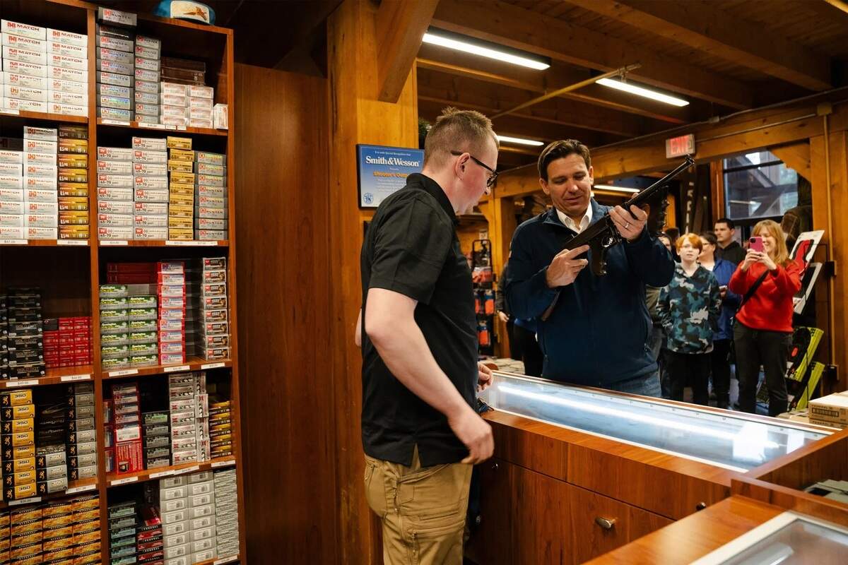El gobernador de Florida, Ron DeSantis, en una tienda de armas de Hooksett, New Hampshire, en 2023. DeSantis ha impulsado medidas para que las armas sean más baratas y estén más disponibles, a pesar de un aumento del 19% en las muertes por armas de fuego en Florida entre 2014 y 2023.