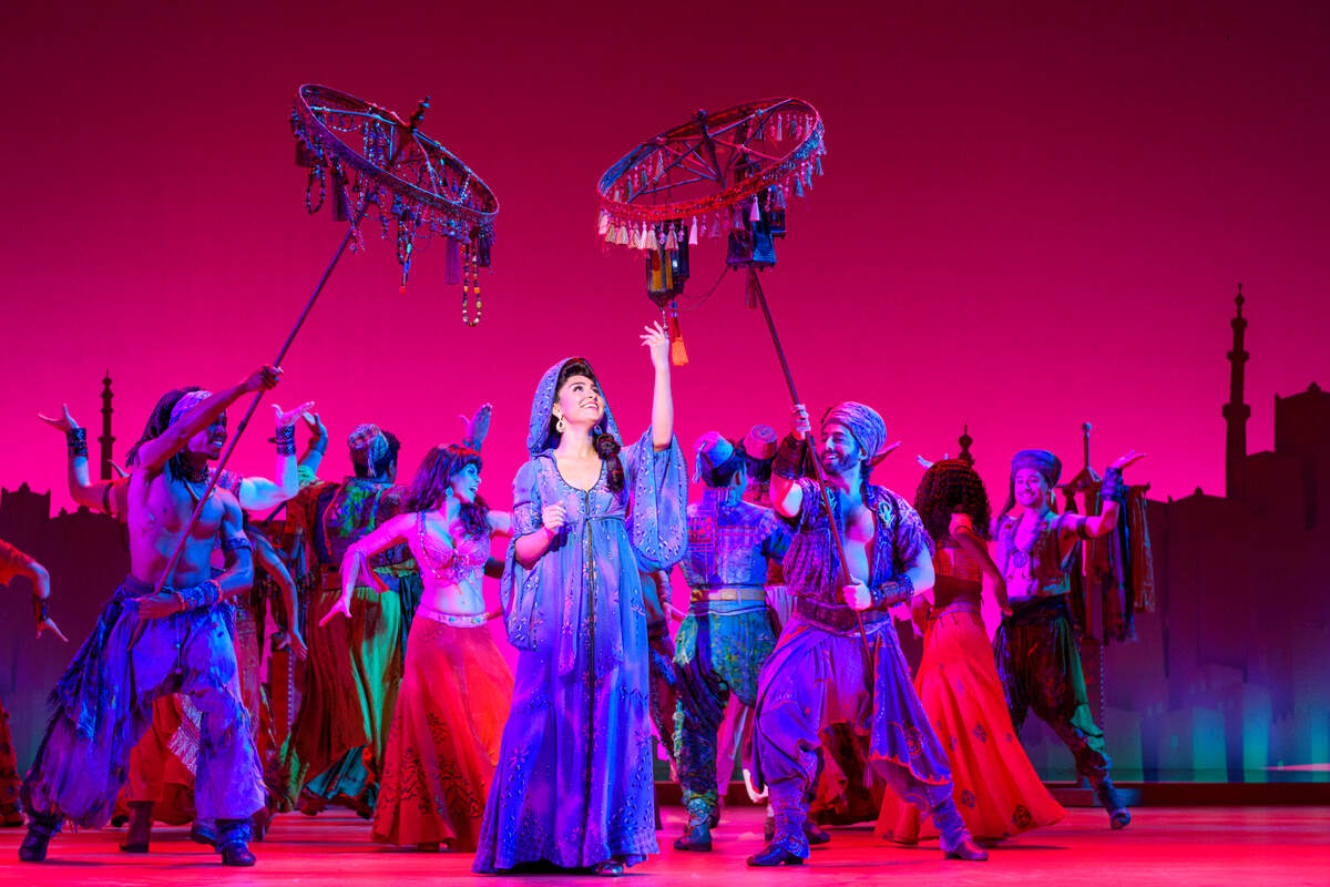 Senzel Ahmady (Jasmine) acompañada por el elenco de ‘Aladdin’.