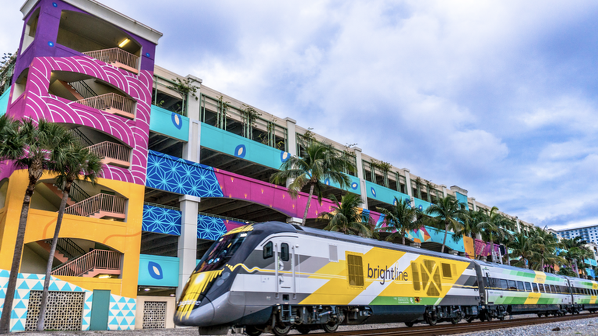 En su primer día de servicio después de un cierre de más de un año debido a la pandemia, el lunes, un tren de Brightline chocó contra un automóvil en Pompano Beach.