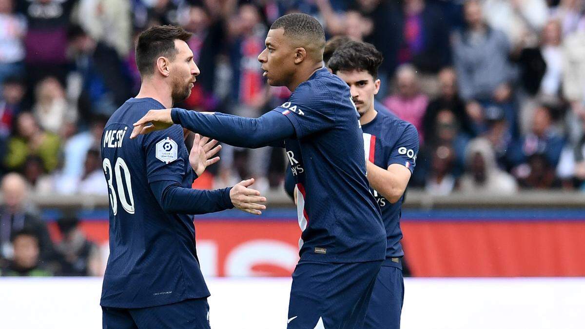 Los delanteros del Paris Saint Germain Lionel Leo MESSI (izq.) y Kylian Mbappé conversan en el partido ante el Lorient en la liga francesa, celebrado el 30 de abril de 2023 en París.