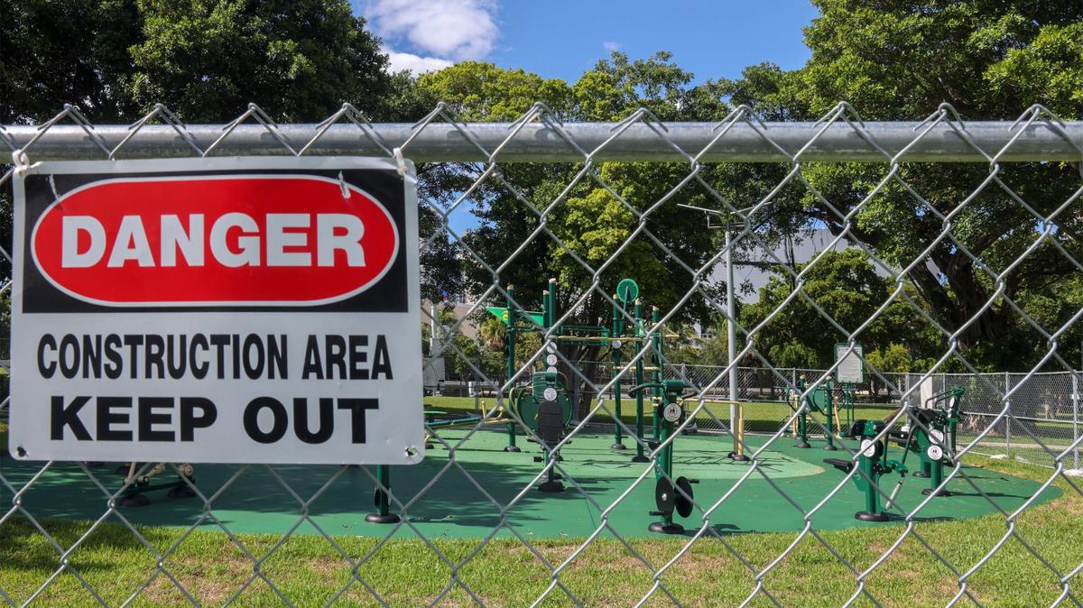El gimnasio al aire libre está cercado mientras se resuelve la batalla política sobre la instalación de equipos de gimnasio en el parque Maurice A. Ferré del centro de Miami cuando el asunto se somete a referéndum en las primarias de agosto.