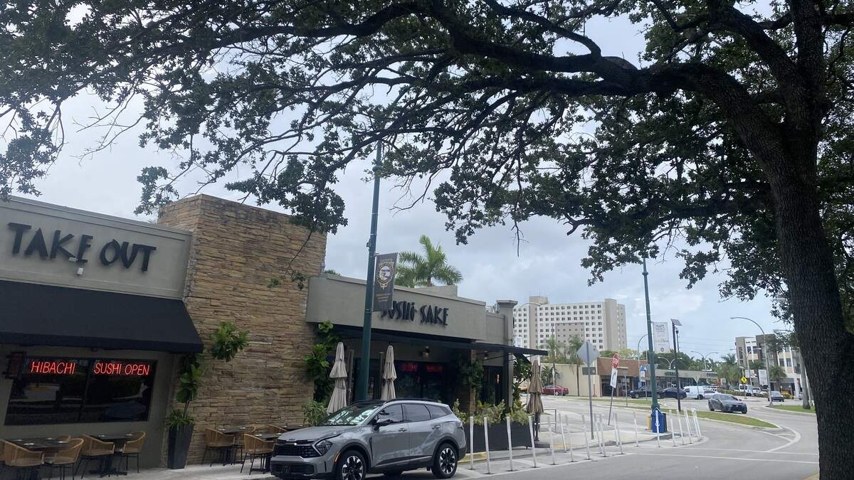 La calle Westward Drive es la arteria comercial más importante de Miami Springs, donde se ubican pequeños negocios como tiendas, restaurantes, consultas médicas y dentales y gimnasios. El distrito 5 y 6 de Miami-Dade están recibiendo solicitudes para la subvención a pequeños negocios (Mom and pop small business grant program).