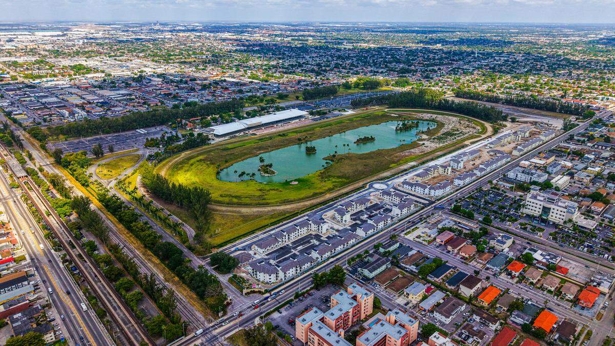 Flamingo Village fue diseñado en el estilo jardín, que deja un espacio frontal para las zonas verdes y tiene solo tres pisos.