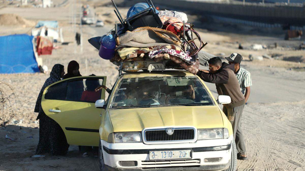 Una familia palestina abandona la ciudad Rafah, en el sur de Gaza, ante la posibilidad de una ofensiva israelí, el lunes 6 de mayo de 2024.