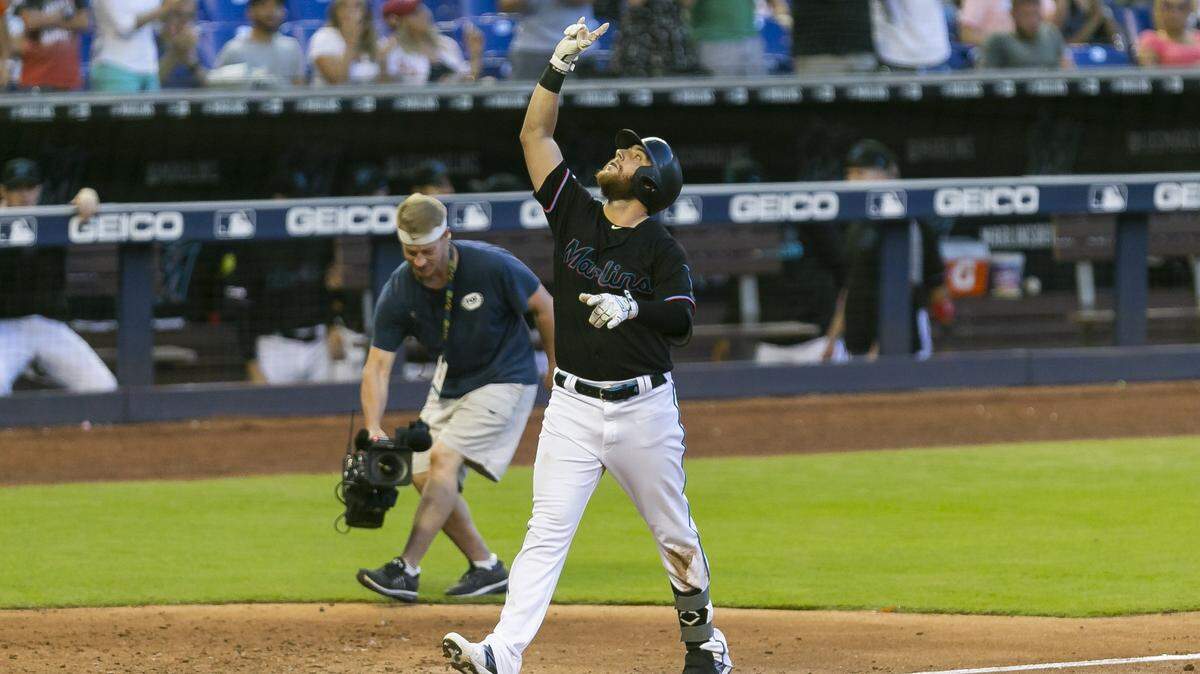 AUSTIN DEAN celebra su cuadrangular en la tercera entrada del juego contra los Filis este 13 de abril del 2019.
