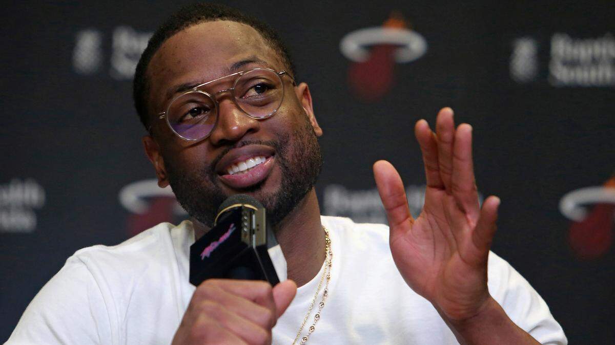 Dwyane Wade conversa con la prensa después de una práctica en Miami el 9 de febrero de 2018.