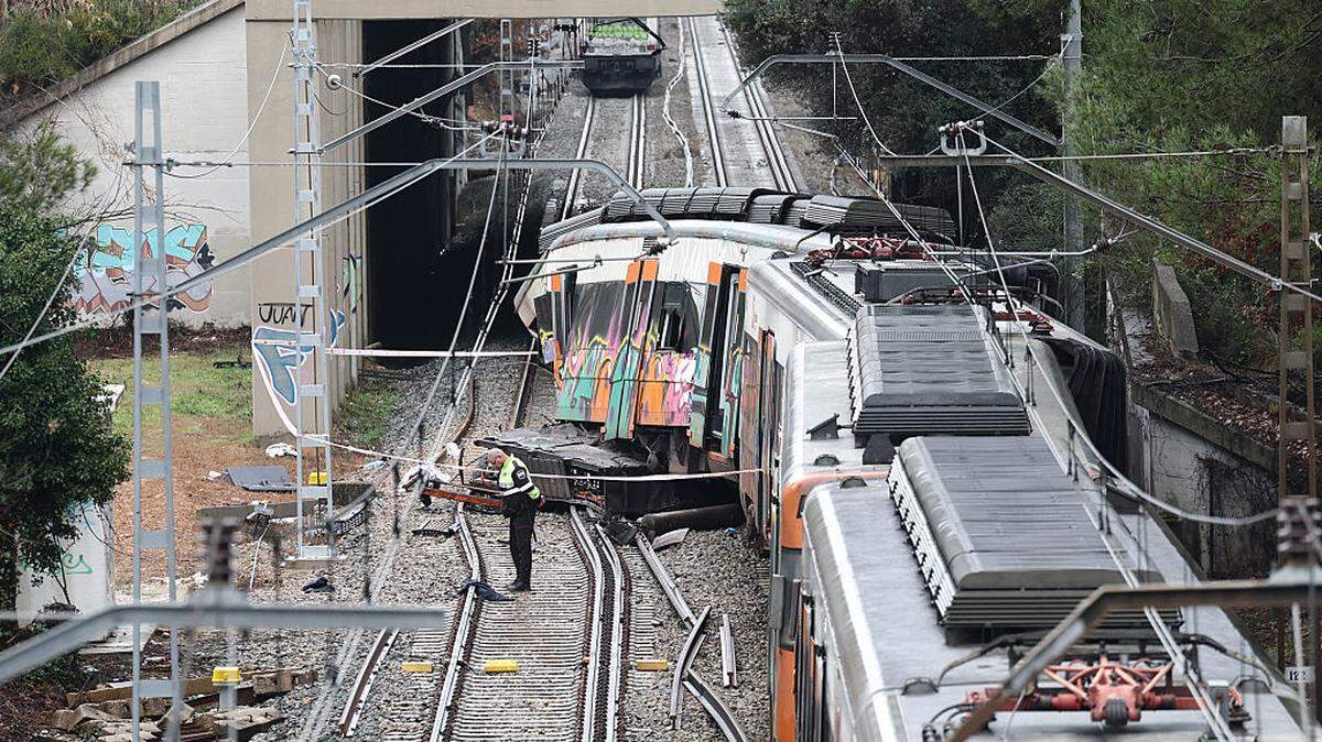 Una fotografía tomada el miércoles 21 de enero de 2026 muestra un tren de cercanías la mañana después de que colisionara con un muro derrumbado, causando la muerte de una persona y heridas graves a cinco, entre Sant Sadurní d’Anoia y Gelida, cerca de Barcelona, España.