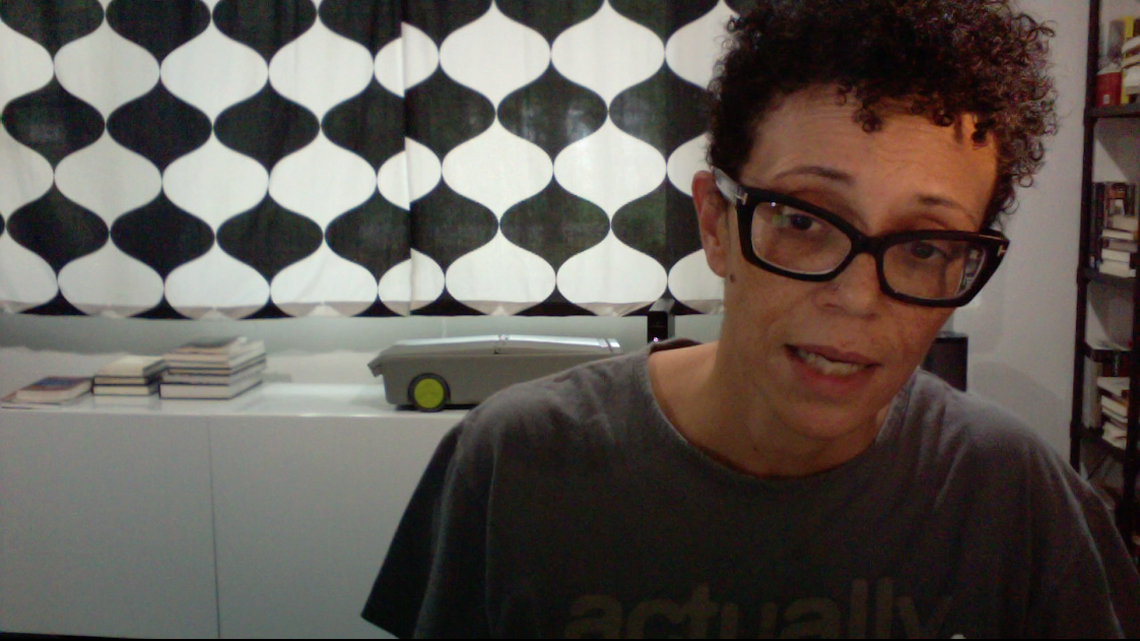 La artista y profesora Coco Fusco fue detenida en el aeropuerto de La Habana y obligada a regresar a Miami. Se proponía asistir a la Bienal de arte alternativa que se celebra en la capital cubana.