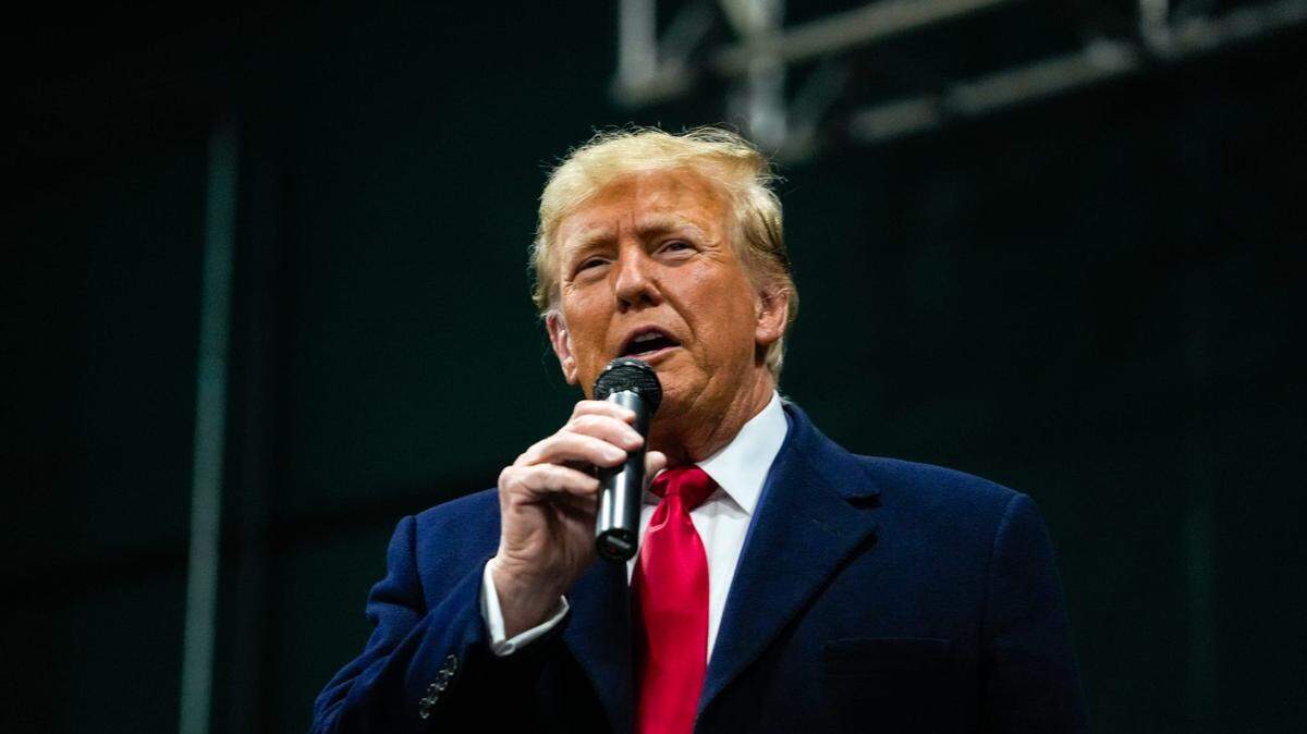 El expresidente Donald Trump habla con los asistentes al caucus el lunes 15 de enero de 2024 en el Horizon Events Center en Clive.