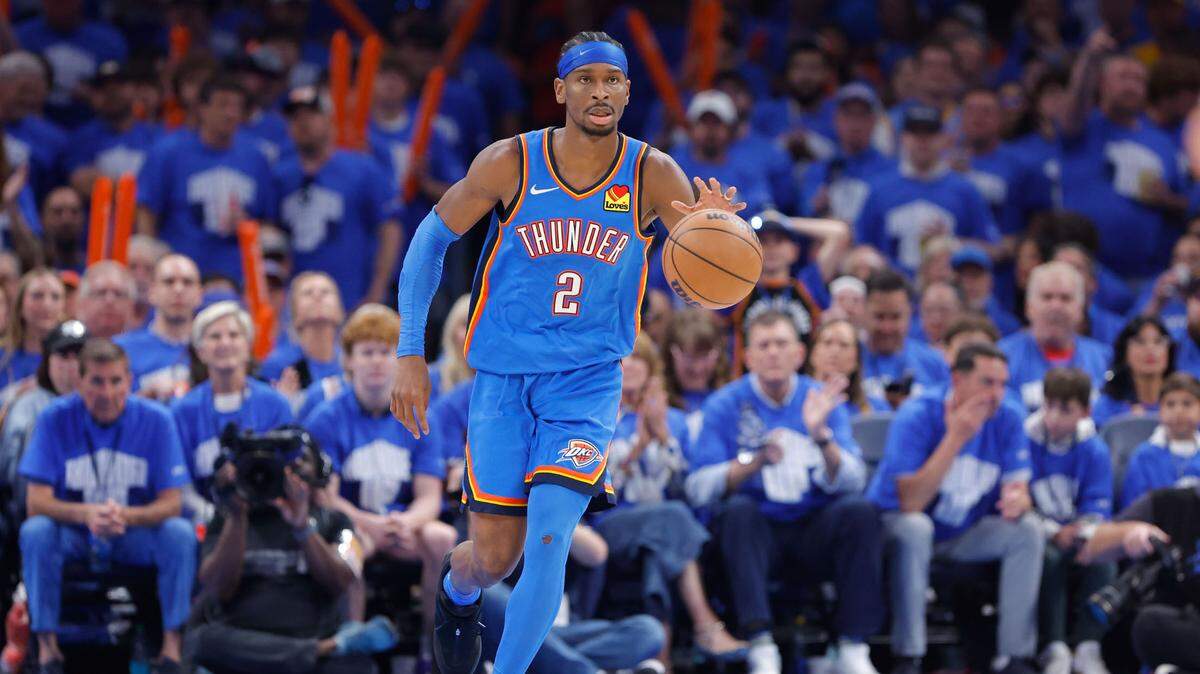 El canadiense Shai Gilgeous-Alexander, estrella del Thunder de Oklahoma City, recibió este miércoles su primer premio al Jugador Más Valioso (MVP) de la temporada regular de la NBA.