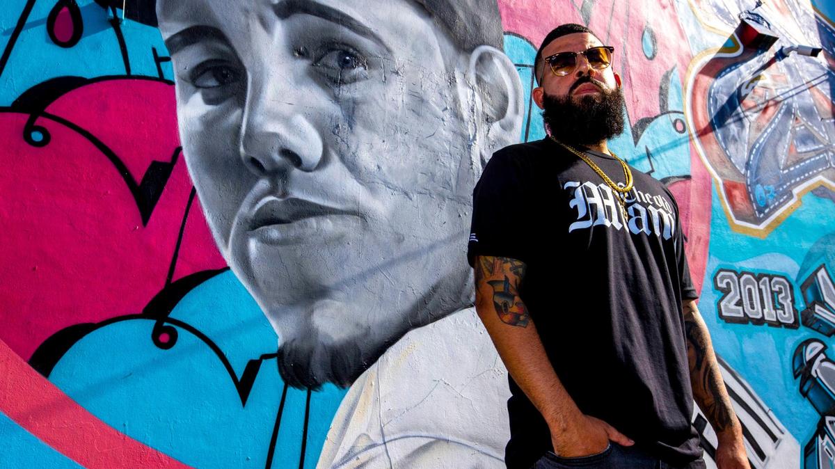 El artista de graffiti Disem frente a un mural que pintó del ex lanzador de los Marlins de Miami, José Fernández, en Miami, Florida, el jueves, 14 de julio de 2022. La pintura es parte de una serie encargada por Yunel Escobar, un ex campocorto de la MLB.