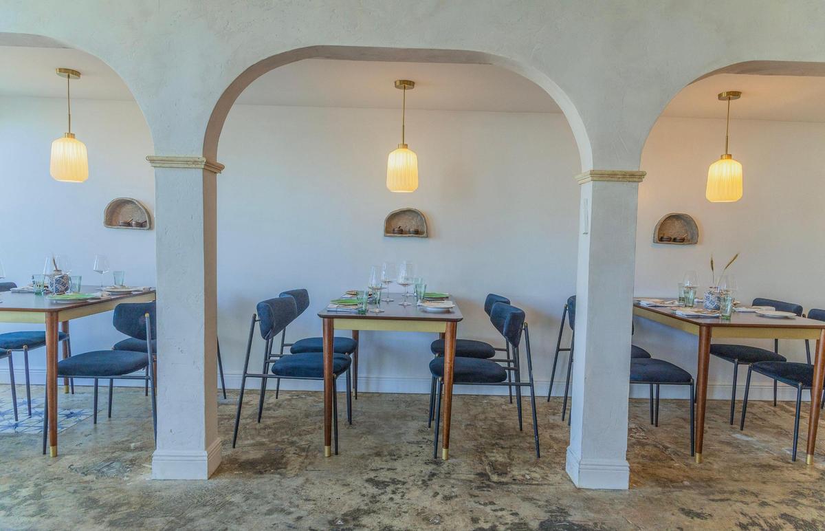 El interior del restaurante israelí Mutra en North Miami.