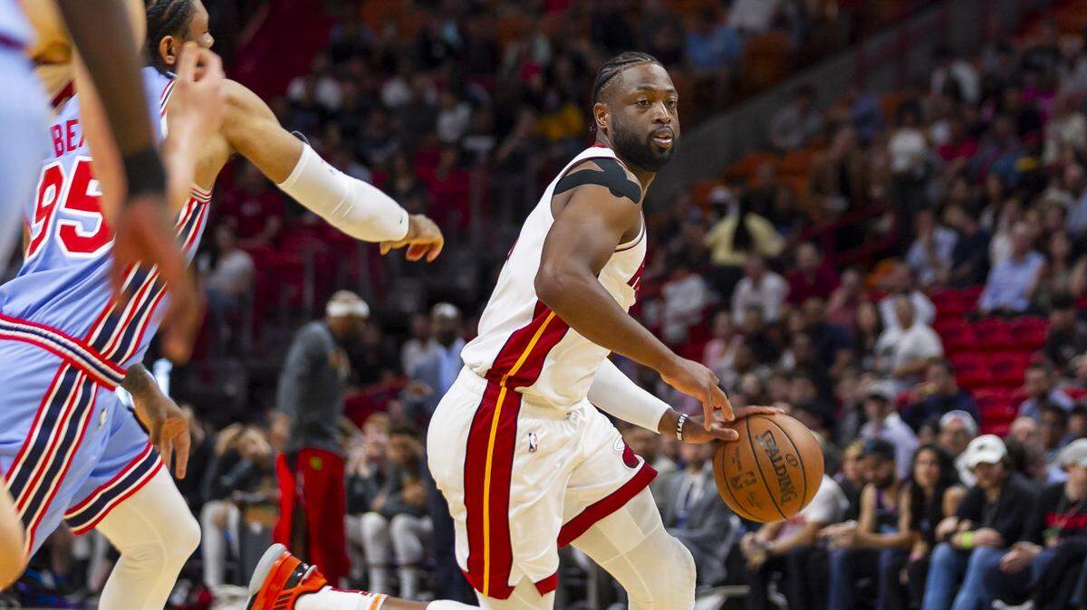 El jugador del Heat Dwyane Wade lleva la pelota en el partido ante los Hawks de Atlanta, celebrado el 4 de marzo de 2019 en Miami.