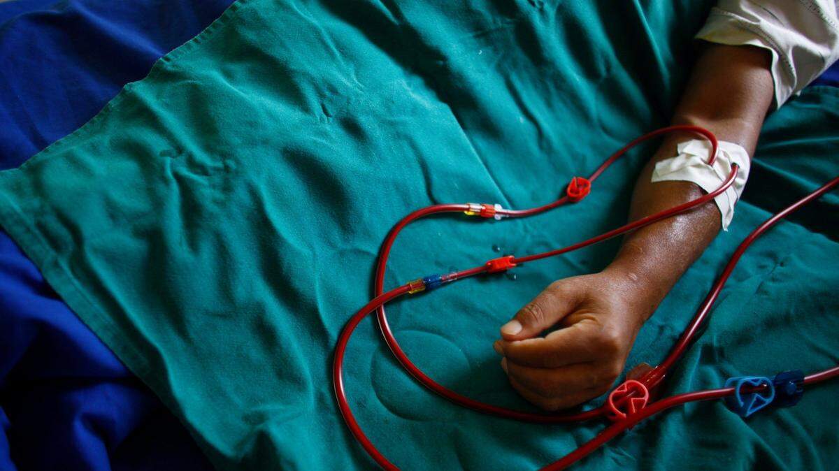 El inconveniente de recibir esta terapia en el hogar es que puede aislar a la persona, producir mucha ansiedad, tecnológicamente desafiante y oneroso para pacientes y cuidadores.