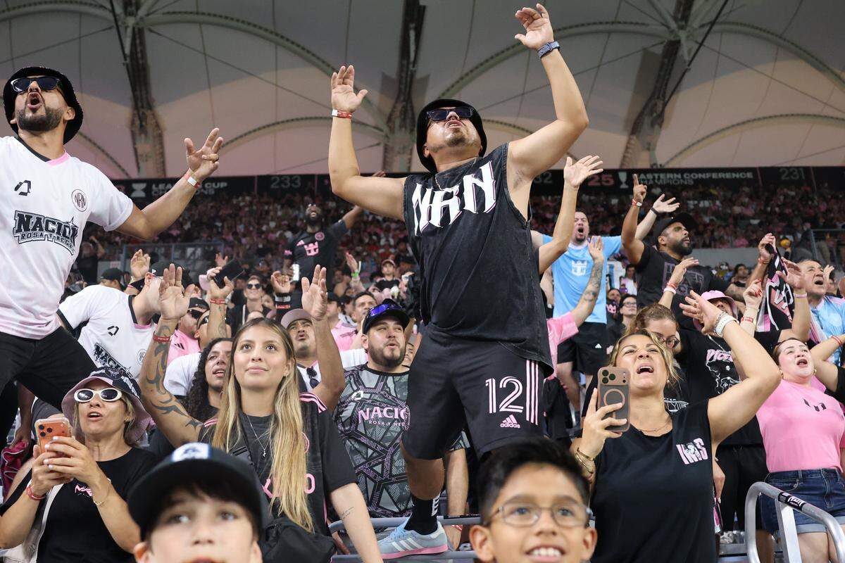 Los aficionados del Inter Miami que integran La Familia corean su descontento con los jugadores del equipo, el 17 de mayo de 2026 en Miami. 
