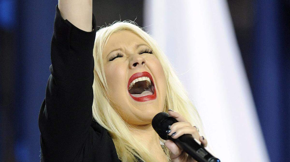 La cantante estadounidense Christina Aguilera entona el himno nacional  en el Cowboy Stadium en Arlington, Texas, al inicio del juego en la cuadragésima quinta edición del Super Bowl.